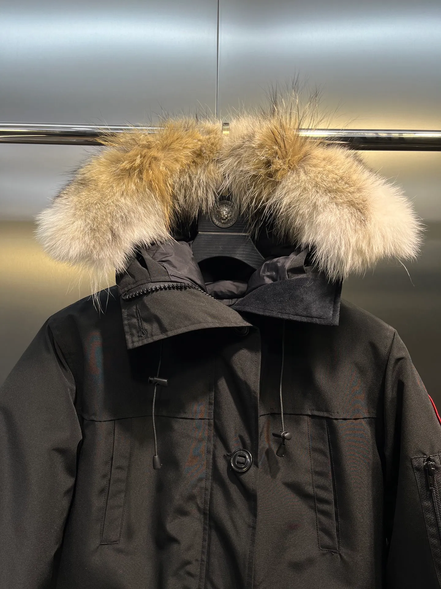 P840 Canada Goose Canada Goose #Expedition03 Parker, a treasure of Canadian origin! Limited supply worldwide! Canada Goose Model 03 is a top-notch couple model. The polar cold-proof outdoor series fur collar detachable hooded parka down jacket is the first Goose in 2024. I hope my friends will like it. Peak quality. I hope everyone can identify it together! The most popular cool items of the Big Goose family in 2024 are online. The same popular product of Yi Yang Qianxi is said to be a joint limited edition Big Goose that cannot be bought in autumn and winter. If you dislike the sameness of the Big Goose in the past, then this model will definitely give you a different experience! This year's most powerful couple's collection for autumn and winter is online, a top-notch luxurious ready-to-wear style, paired with an outdoor warm down jacket with great style and charm! The most standard and classic items of the Daye family in the past two years are equipped with unique reflective stripes for embellishment, which further shows the high-end fashion performance effect. With the embellishment of hardware buckles, it has excellent performance effect. The upper body is clean, simple and elegant, even for urban leisure. It is suitable for various occasions. Designed with large pockets, this model has a large capacity and is equipped with reflective stripes, making it safer at night. It is suitable for various adventure activities. It is made of windproof and waterproof technical materials. The interior is filled with full white duck down, which is absolutely cold-proof and warm. It also has a stand-up collar design and fine fluff at the collar, with meticulous attention to detail! The charm of this model is also more spiritual, and the upper body has more temperament and specifications. It perfectly shows the ultra-high standard of fashionable performance of this model, integrating outdoor and life, and you can even create high-street wear! The most pinnacle limited-edition goose that we have presented so far, both in terms of design and detailed materials, it is completely outstanding. The grand and evergreen version design is matched with cool reflective elements. The overall appearance can be said to be quite high, and it has that kind of powerful outdoor performance! It combines high-end casual attributes with high-street style. It is high-grade, domineering, warm, and beautiful. The visibility of the upper body is quite strong, and the configuration of the owl element is highly brand-recognizable. It fully complements the overall brand performance and visual effects, and also has the high-end sense of fashion and fashionable performance. It is a must-buy product because it is the most awesome down brand on the planet and one of Canada's three national treasure brands. It is also a sentimental down luxury brand. In the field of polar cold-proof clothing, Goose has made an irreplaceable contribution... Size: xs s m l xl